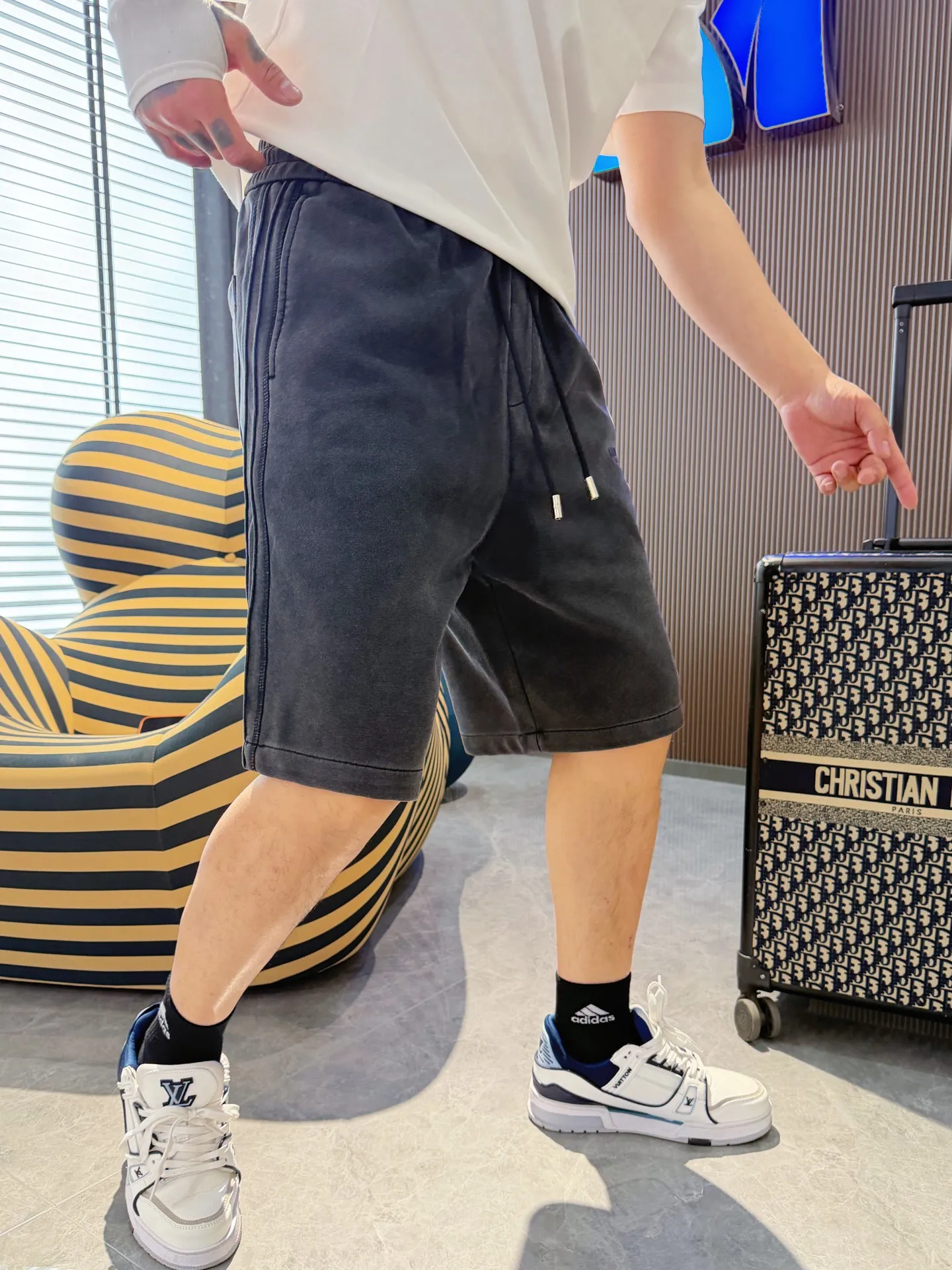 Balenciaga's three-standard complete 2026 summer New Arrival men's casual shorts, advanced custom-made Breathable fabric, Breathable fabric, extremely stretchy and comfortable, impeccable details, top-grade accessories, original logo design concept, delicate and soft feel! The upper body fit is awesome! Size: M-XXXL Please state your height and weight when ordering